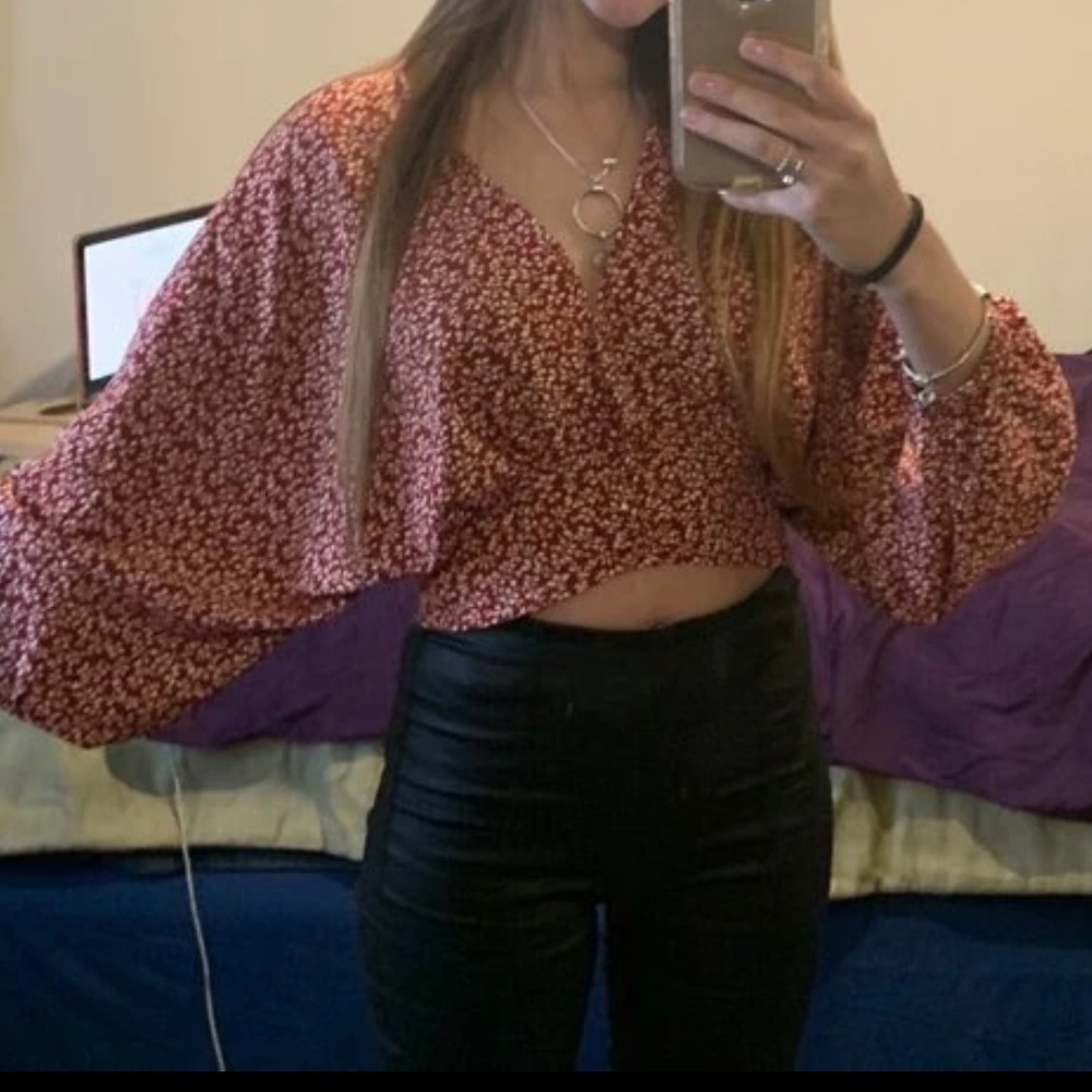 Batwing sleeve top with floral daisy print